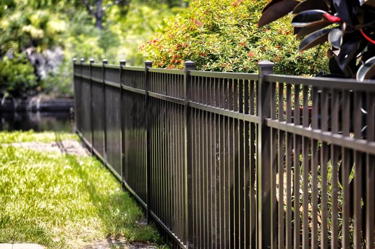 Quelle clôture choisir pour sécuriser votre jardin à Avion ?