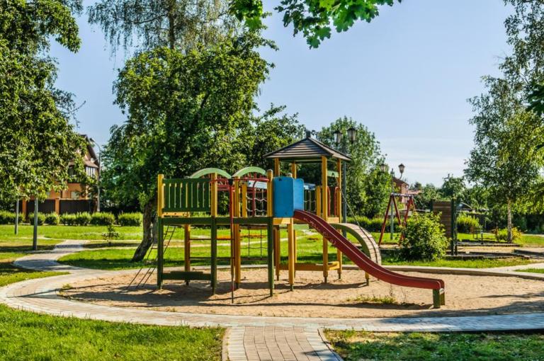 À Avion, une aire de jeux sur mesure embellit votre jardin